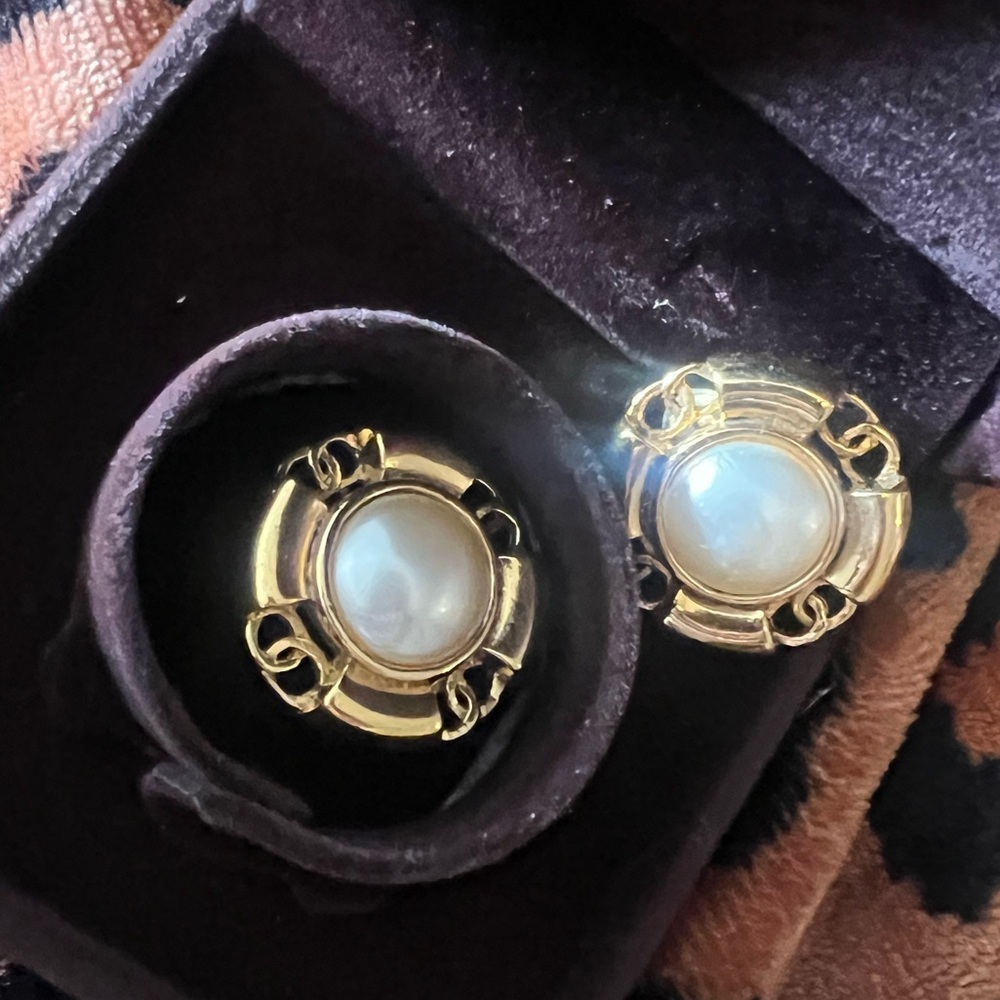 Chanel Paris Spring 1994 Pearl CC Logo clip-on Earrings - Picture 5 of 9